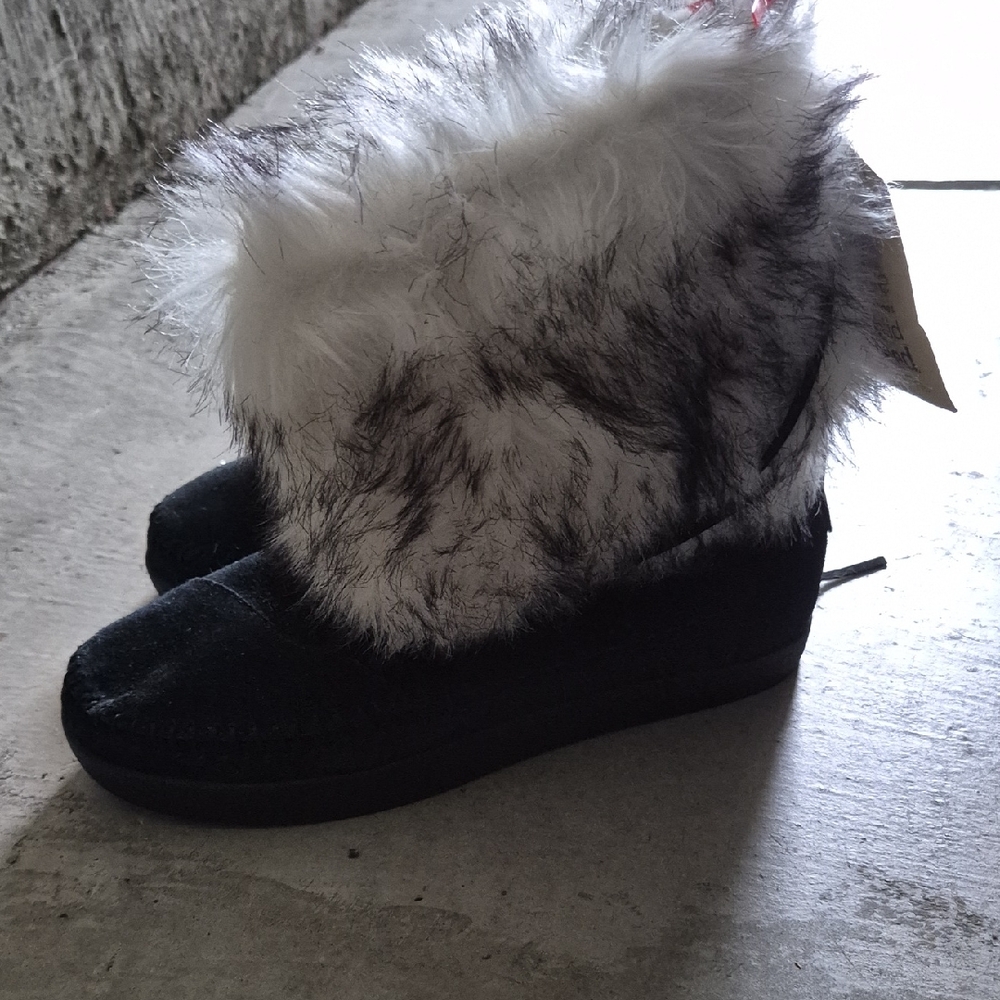New Toms Black and White Fur Winter Boots